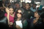 Vidya Balan promotes Kahani at Khar Station on 27th Jan 2012 (22).JPG
